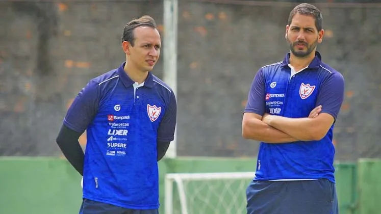 Mathaus (à direita) em conversa com William Paixão, fisioterapeuta do clube