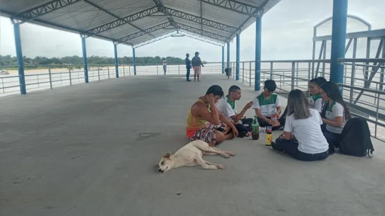 Estudantes aproveitando a calmaria para fazer um piquenique no novo Terminal Hidroviário de Mosqueiro