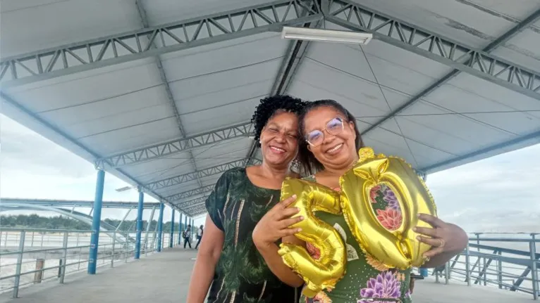 As amigas Laís e Lindinalva Pires aproveitaram a visita ao terminal para registrar momento de alegria e felicidade