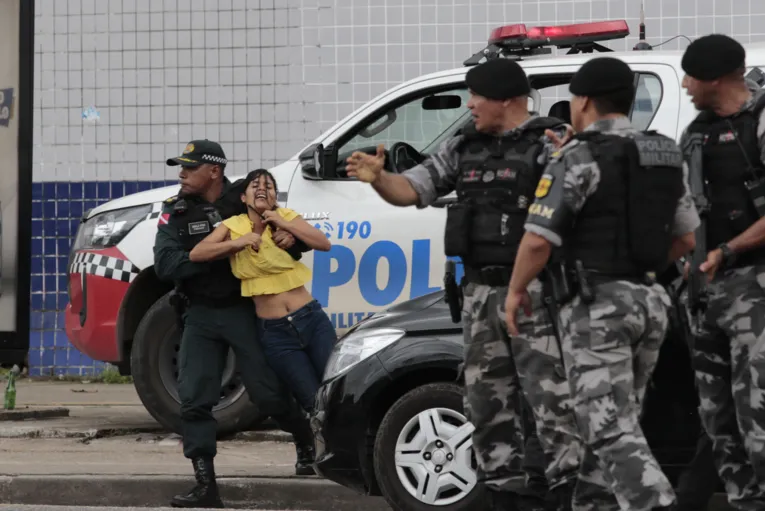 Momento em que Ana Júlia, a última refém, foi liberada pelo sequestrador