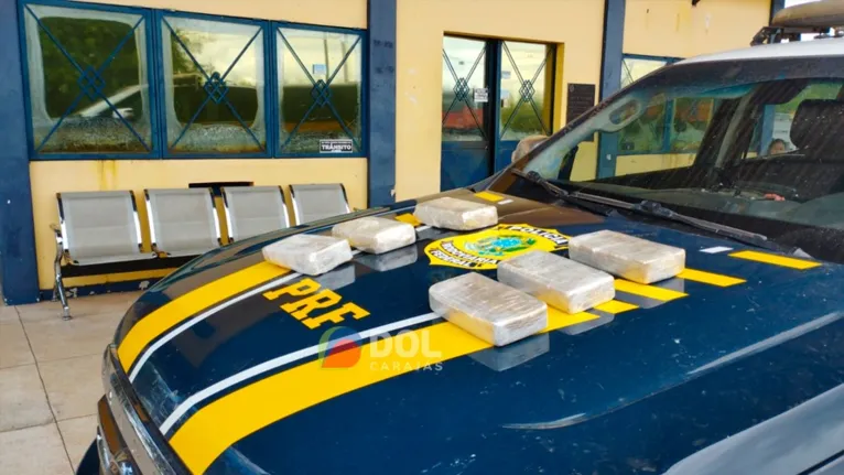 Seis tabletes de pasta base de cocaína foram apreendidos com a passageira