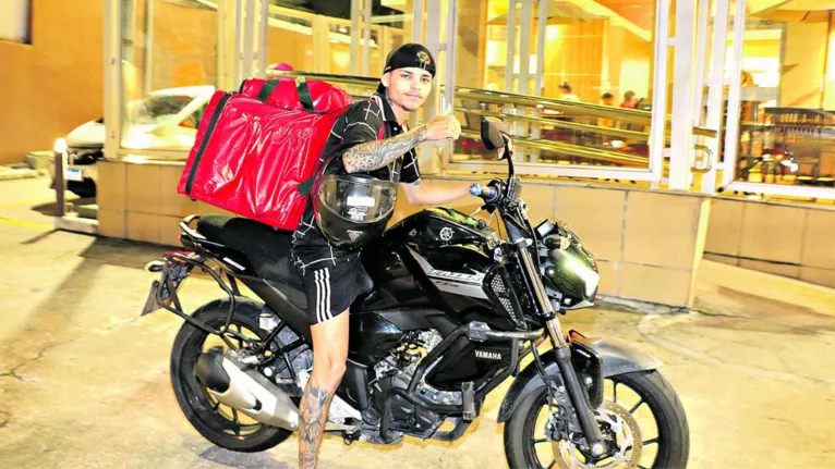 Igor Cardoso paga a própria moto e sustenta em casa com o emprego diário