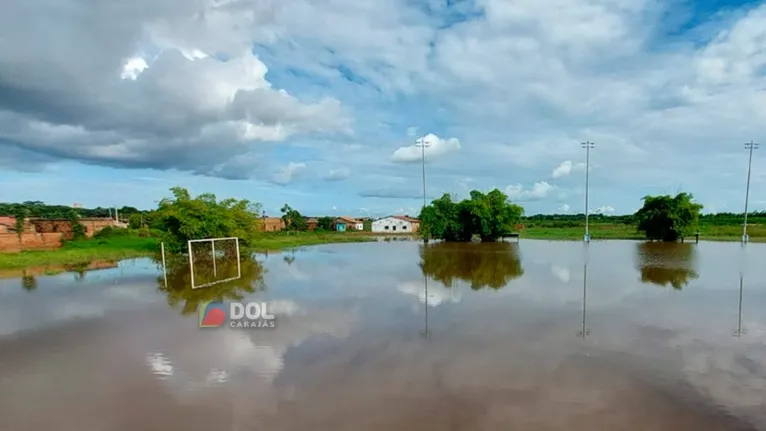 Campo de futebol Del'Cobra tomado pela água na Marabá Pioneira