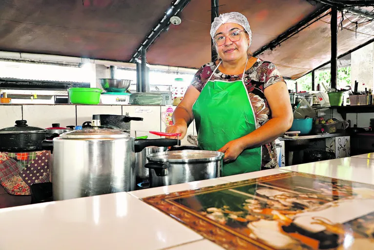 Elza Silva lembra que a lavagem e o tempero ajudam a conservar e dar sabor