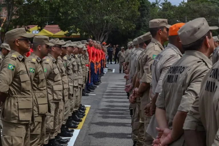Em Belém, oficiais e praças do Corpo de Bombeiros na manhã desta quarta-feira (26)
