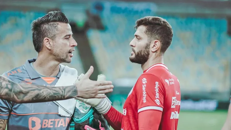 Fábio e Thiago se cumprimentam ao término da partida entre Flu e Papão