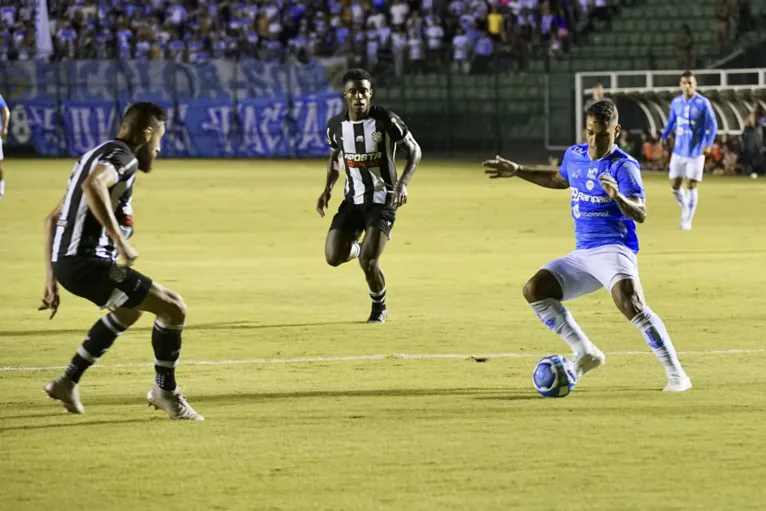 O volante Jacy Maranhão, que fazia sua estreia com a camisa do Paysandu, acabou expulso após um lance polêmico logo a 1 minuto do 2º tempo.
