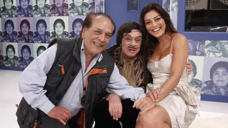 Lúcio Mauro como Da Júlia, ao lado de Alberto Roberto (Chico Anysio) e a atriz Juliana Paz em cena no "Zorra Total"