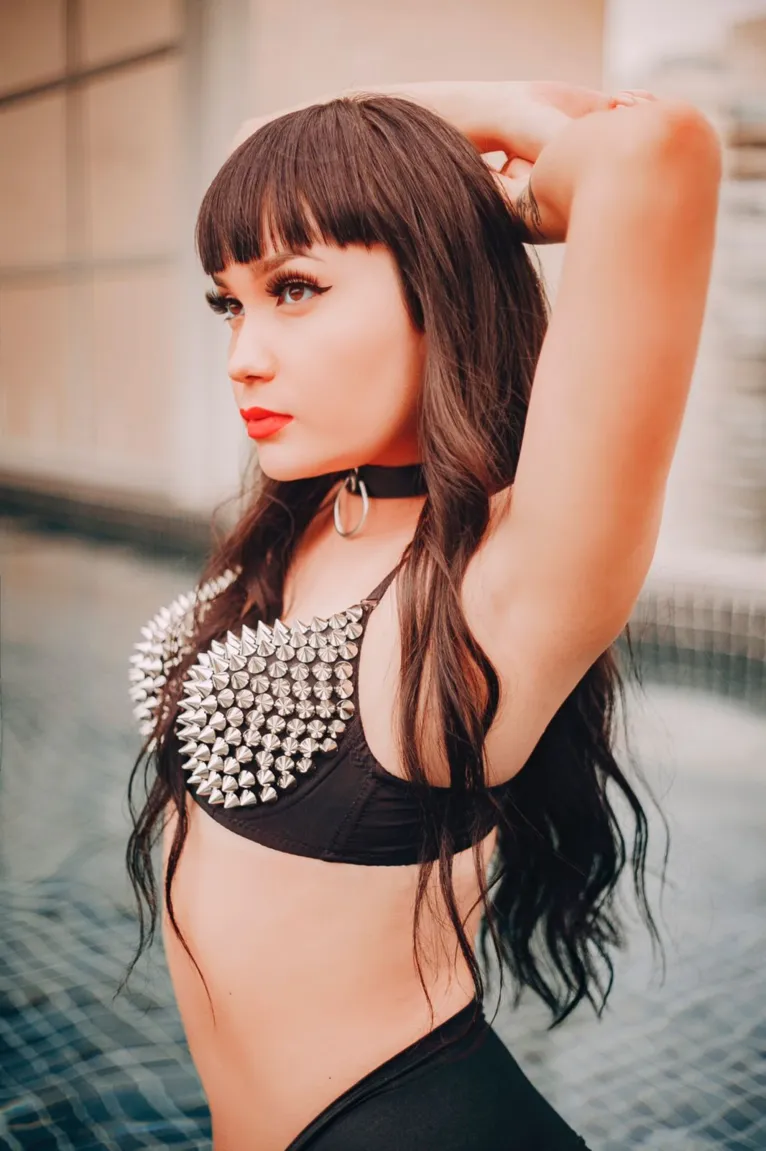 Ex-crente, modelo Lina Nakamura fatura R$ 40 mil com nudes