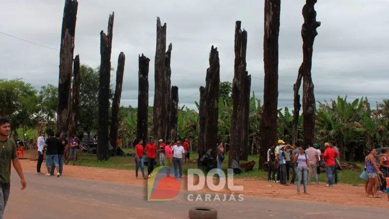 Na cursa do S, local do massacre, troncos foram erguidos representando os sem terra mortos