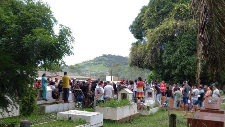 Amigos e familiares no cemitério