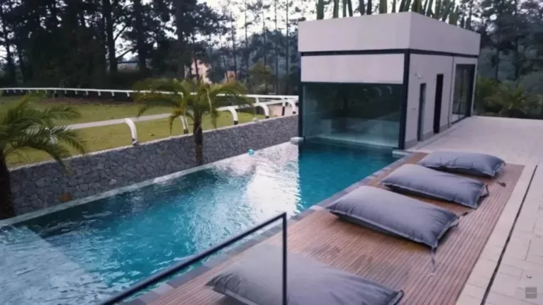 Veja a nova mansão de Boca Rosa comprada por R$ 18 milhões