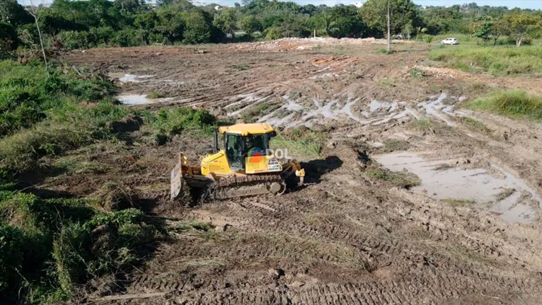 Máquinas trabalhando na área, no Núcleo Cidade Nova