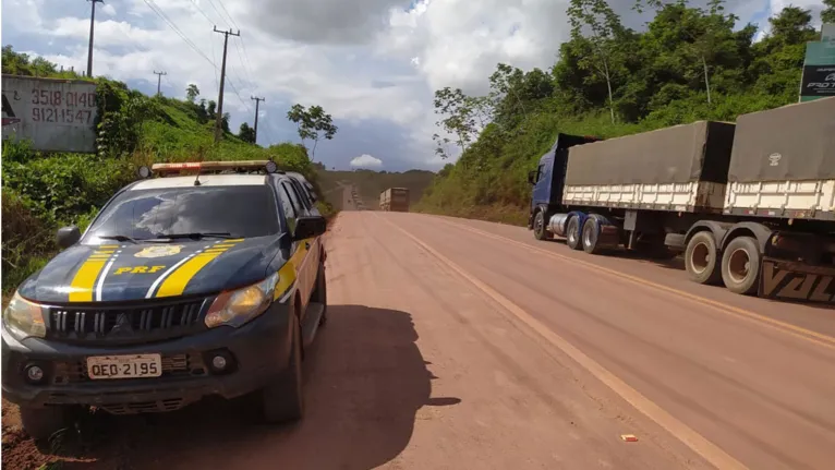 Equipes da PRF estão no local para organizar o fluxo de veículos