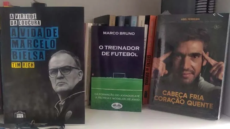 alguns dos livros que Rogerinho adquire conhecimentos