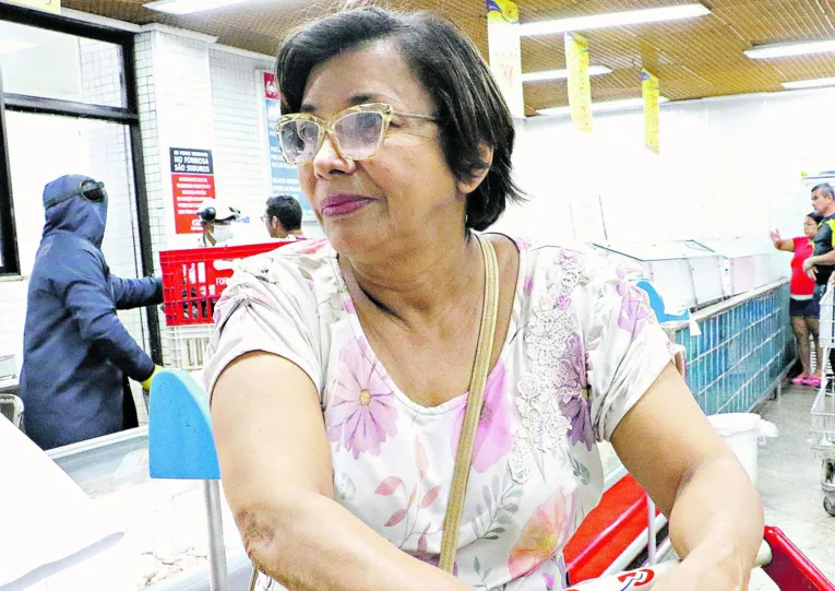 Belém, Pará, Brasil. Cidade. COMPRA ALMOÇO DE PÁSCOA - ID 850783 - Socorro Souza, 62 anos, Aposentada - 05/04/2023. Foto: Ricardo Amanajás / Diario do Pará