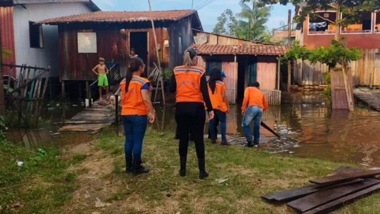 Agentes da Defesa Civil estão acompanhando a situação dos moradores afetados