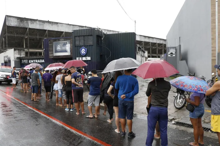 Torcida do Clube do Remo já faz fila para comprar ingresso 