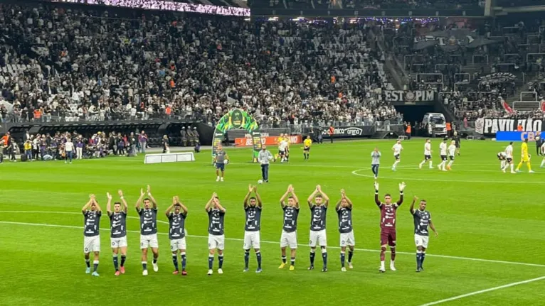 Mesmo com a eliminação, jogadores do Remo foram aplaudidos pelos torcedores azulinos presentes no Itaquerão