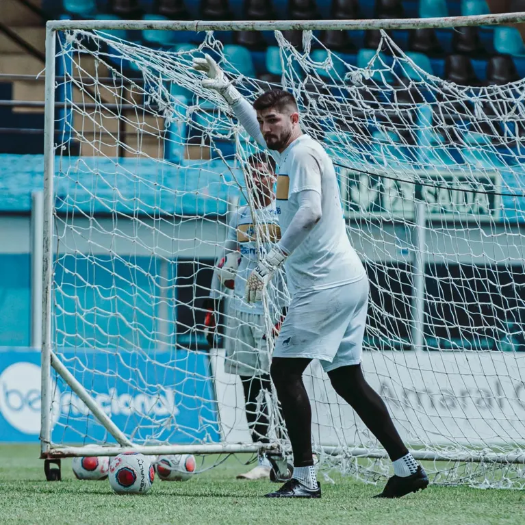 Goleiro Alan Bernardon em treino pelo Paysandu