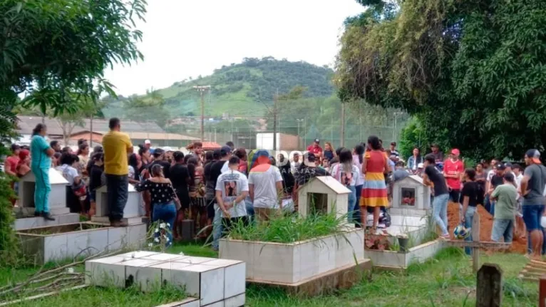 Familiares e amigos no momento do último adeus a jovem