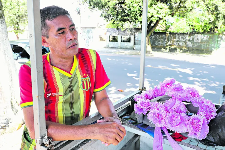 Belém, Pará, Brasil. Cidade, Retranca: MOVIMENTO/ CEMITÉRIOS/ DIA DAS MÃES - Valber Ribeiro 49 anos, vendedor. Gancho: movimentação do cemitério público municipal Santa Izabel nesta semana que antecede o Dia das Mães. Local: Cemitério de Stª Isabel - Guamá - Belém. Data: 08/05/2023. Foto: Mauro Ângelo/ Diário do Pará.