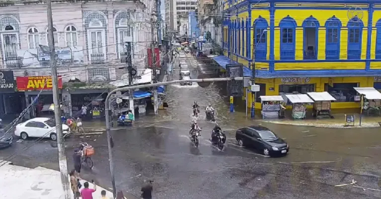 Maré alta invade as ruas do centro de Belém. Veja imagens