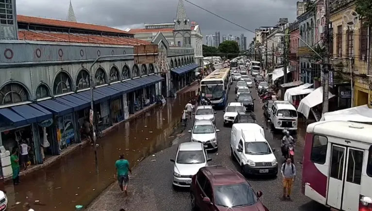 Maré alta invade as ruas do centro de Belém. Veja imagens