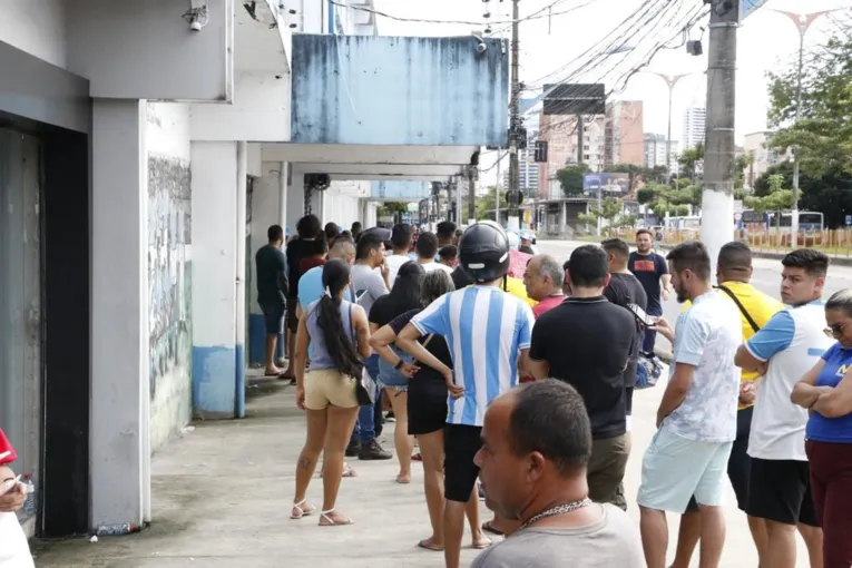 Torcida do Paysandu forma filas por ingressos para o RexPa