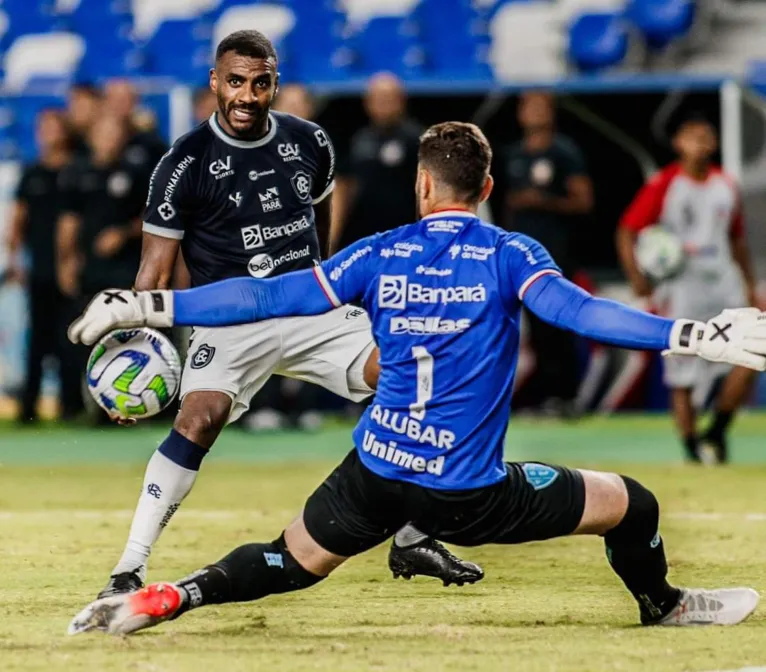 Muriqui parou em Thiago Coelho no último minuto