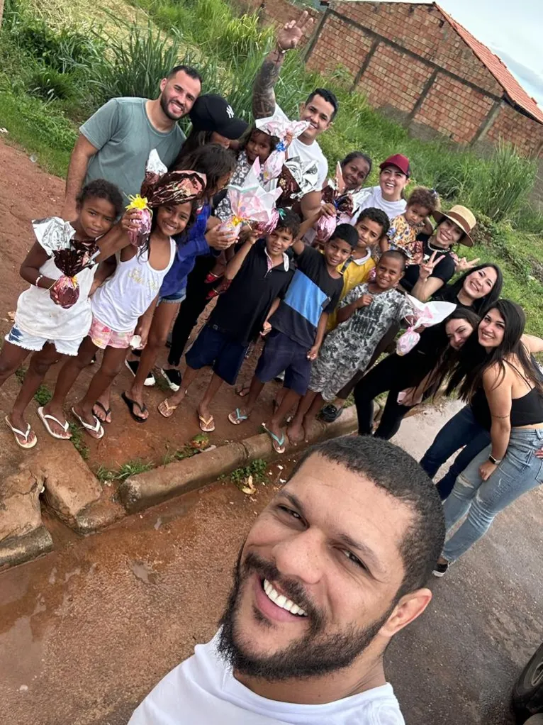 A ação teve a participação de vários voluntários, moradores da cidade.