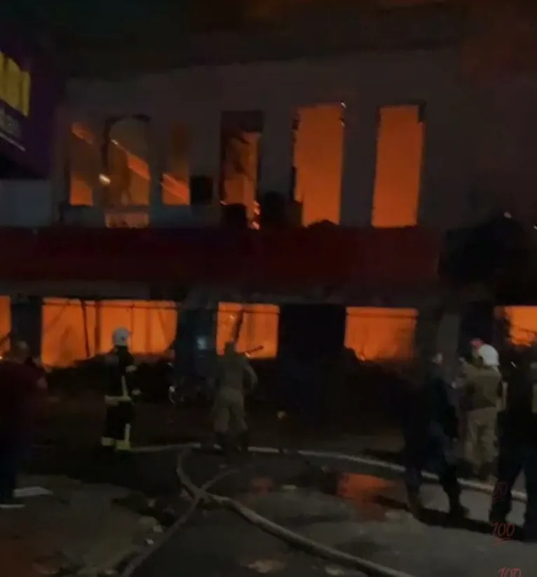 Incêndio se espalha e atinge barracas de ambulantes em Belém