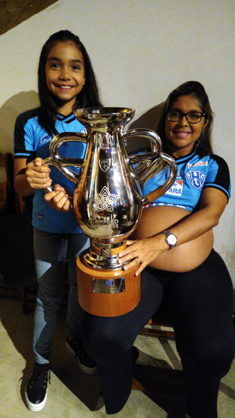 Kamilly Leite com a taça do Parazão 2021, esperando Jade que estava na barriga da mãe, Candice Leite