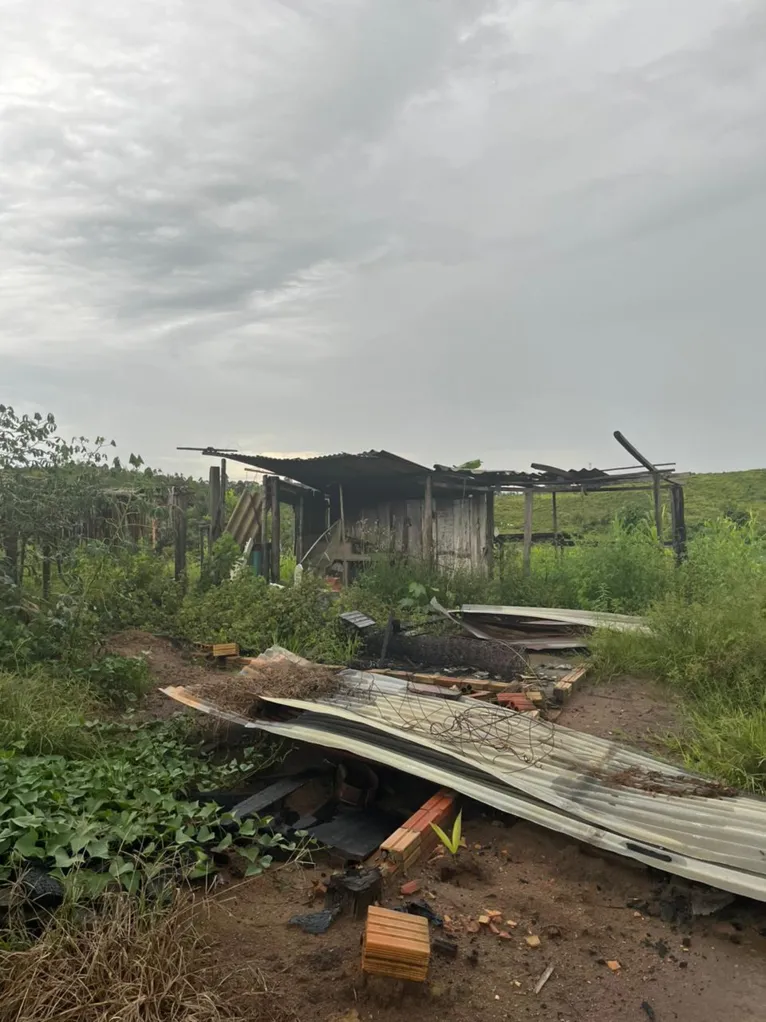 Casa incendiada no assentamento Dorothy Stang.