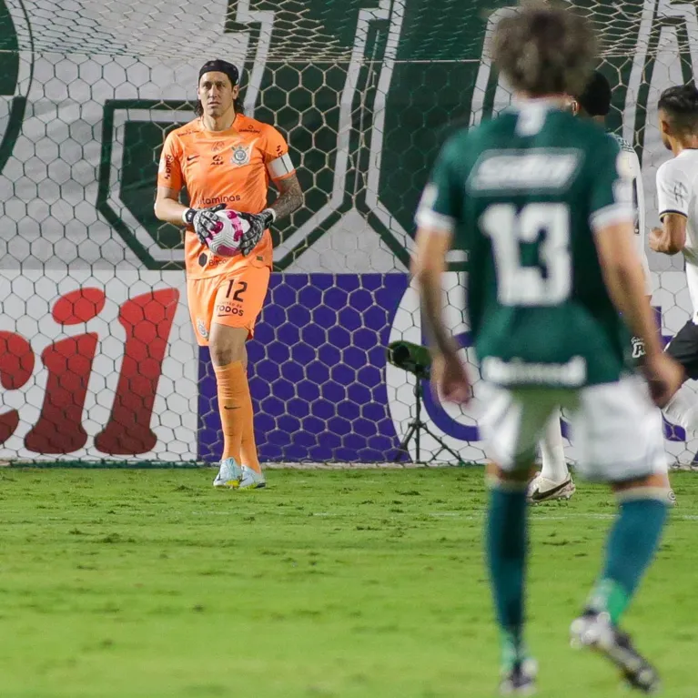 Cássio levou três gols do Goiás e agora terá que parar o Remo