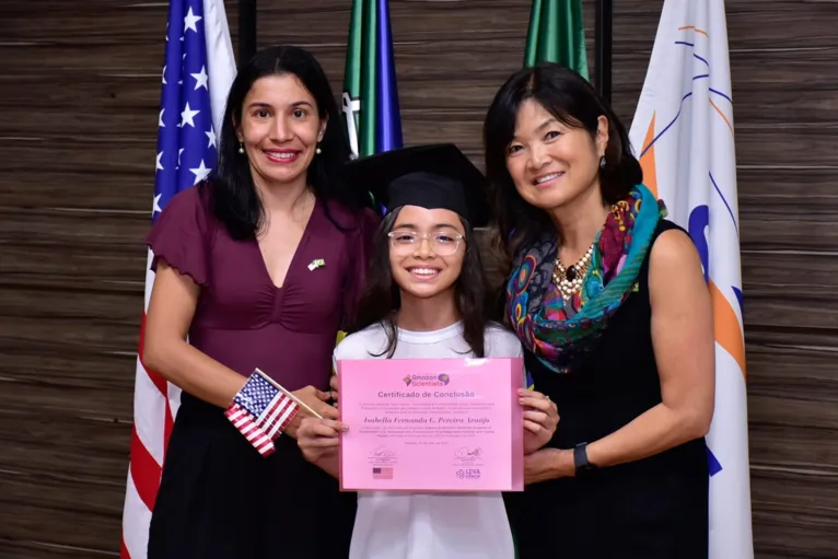 Isabella recebendo o certificado de cientista junior