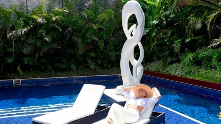 Xuxa em sua nova piscina