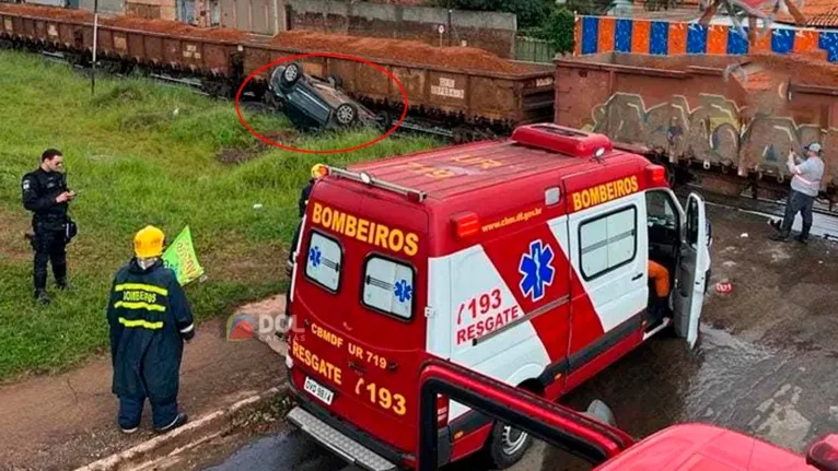 Mulher não consegue parar e tem carro atingido por trem