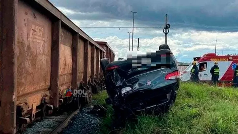 Mulher não consegue parar e tem carro atingido por trem