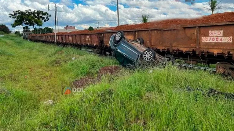 Mulher não consegue parar e tem carro atingido por trem