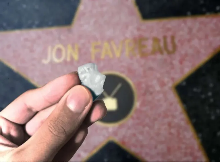 Robert Downey Jr. colou chiclete na estrela de Jon Favreau na Calçada da Fama, em Hollywood