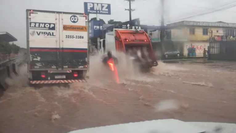 Trecho da BR-316 ficou alagado após o rio Uriboca transbordar