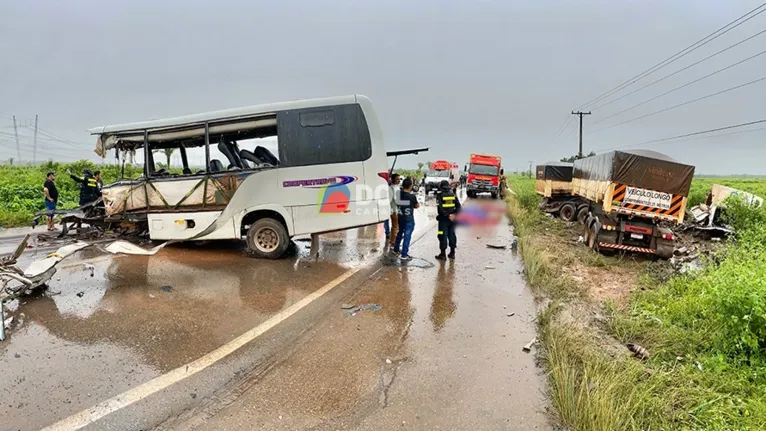 Micro-ônibus ficou destruído com a colisão