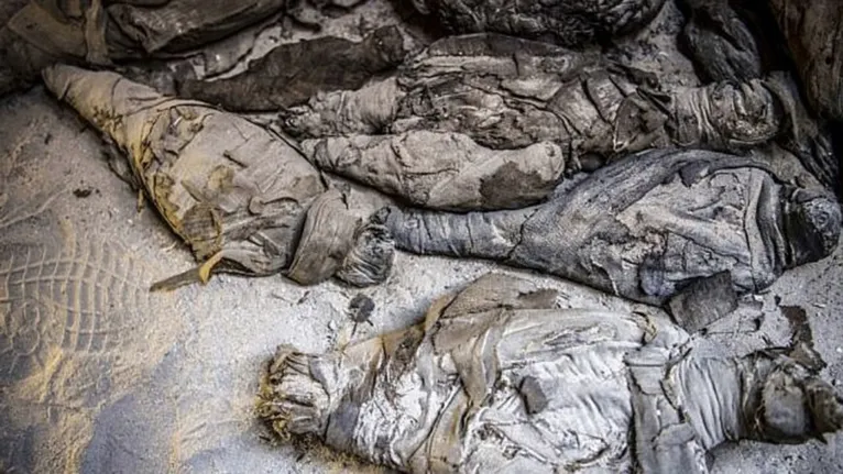 Múmias humanas foram encontradas no interior do túmulo