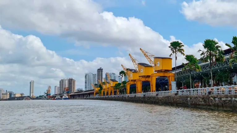 Parte da Estação das Docas à beira da Baía do Guajará.