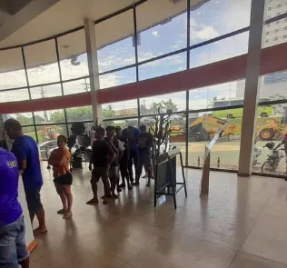 Torcida do Águia faz fila por ingressos contra o Remo