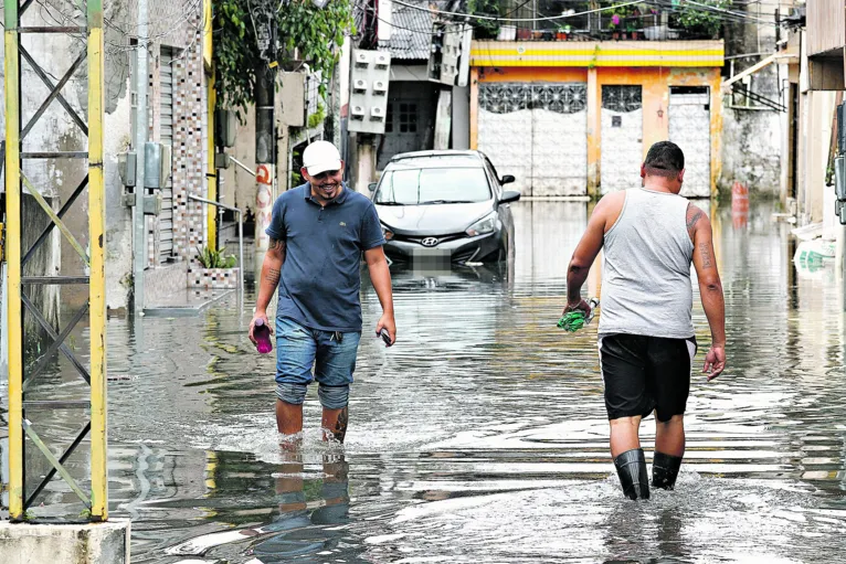 Belém, Pará, Brasil. Cidade. Belém tem vivenciado alagamentos com o período chuvoso. Na foto, de azul,  Junior Reis, 32 anos, motorista de App. 14-03-2023. Foto-Wagner Santana/Diário do Pará.