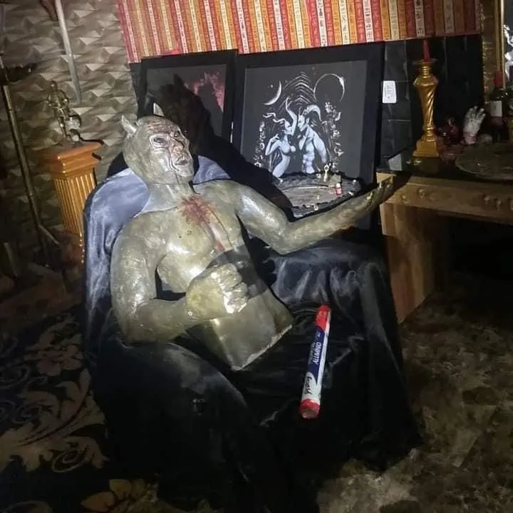 O corpo da vítima foi encontrado junto de imagens de ‘demônios’ na residência do acusado