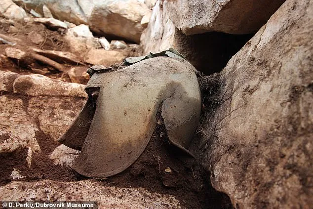 O capacete é do tipo ilírio, usado pela primeira vez pelos antigos etruscos e citas.