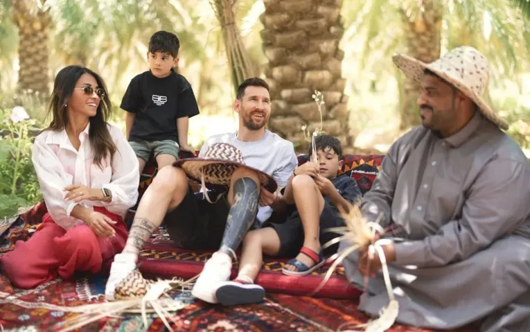 Messi foi suspendo pelo PSG, após viajar para a Arábia Saudita com a família no início da semana.